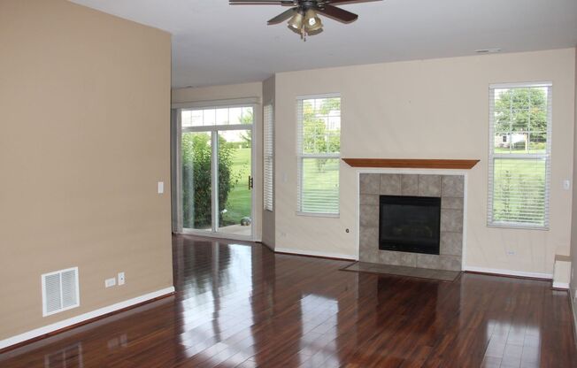 Beautiful 3 Bed/2.5 Bath Townhome Located in Carpentersville!