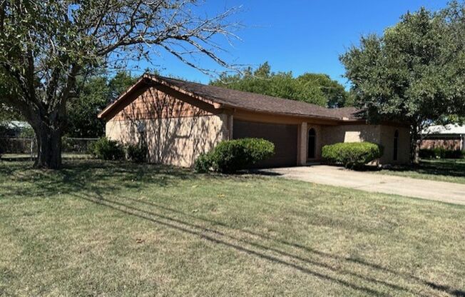 Nice 3 Bedroom, 2 Full bath Home Located in Cleburne.