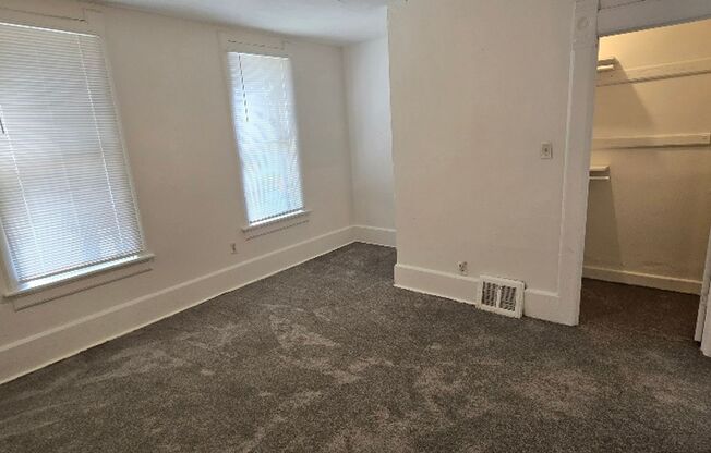 3 beds, 1 bath, 750 sqft, $900, Unit 2557 Lower