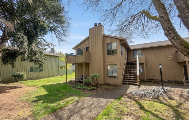 Lake Oswego Refreshed 2nd Story 2 bed/1 bath Condo- W/S/G Included