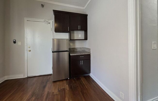 Studio, 1 bath, 300 sqft, $1,195, Unit 38