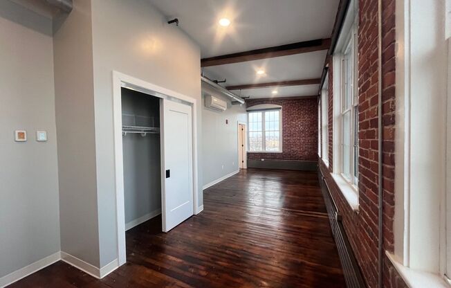 Studio, 1 bath, 563 sqft, $1,910, Unit 316