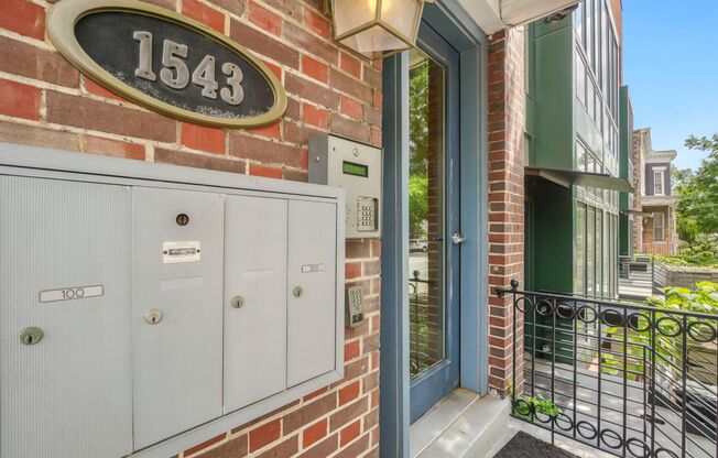 Great 2 Bedroom 1.5 bath in the heart of Shaw
