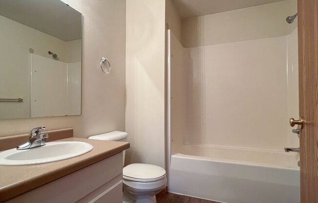 1 bed, 1 bath, 547 sqft, $875, Unit WE 1000 RL-13