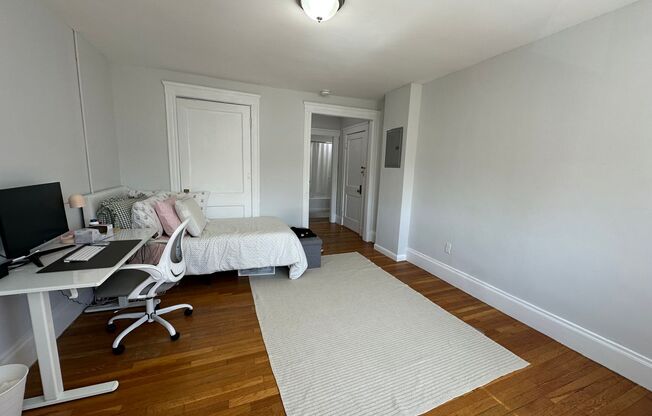 Studio, 1 bath, $1,950, Unit 10 Brooks Park #14
