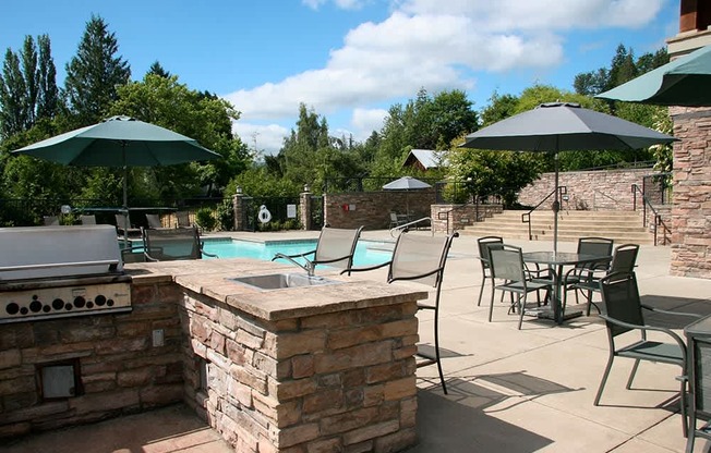 Boulder Creek apartments in Klahanie near Boeing - Outdoor grilling station and dining area