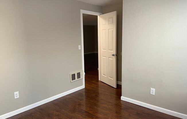 2 beds, 1 bath, 907 sqft, $1,400, Unit 1889B