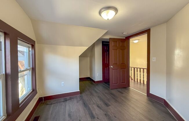 3 beds, 1 bath, $1,950, Unit 2L