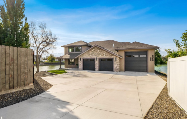 Stunning Large Custom Built Home On the Lake!