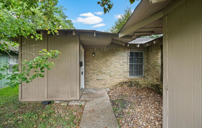 Lovely 3 Bedroom 2 Bath Duplex Home with Totally Private Backyard with Nice Wooden Privacy Fence!!