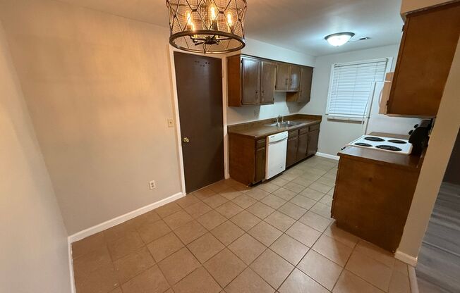 2 beds, 1 bath, $1,195