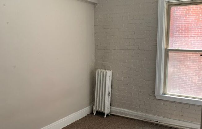2 beds, 1 bath, $1,550, Unit 905 Maryland Apt 3R