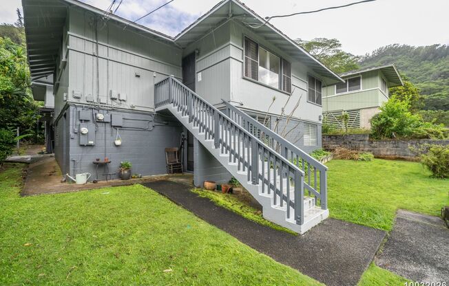 Recently Renovated 2BR/1BA/2 tandem PKG (covered & uncovered) in Kalihi Valley!