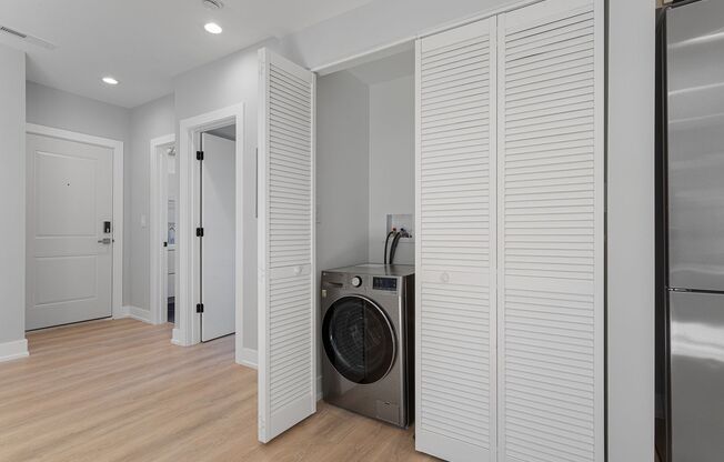 3 beds, 1 bath, 524 sqft, $2,300, Unit 1552.5-3G