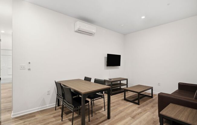 3 beds, 2 baths, 500 sqft, $1,400, Unit Unit 203