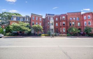 Available Now! 2 Bed/2 Bath With Parking In Logan Circle