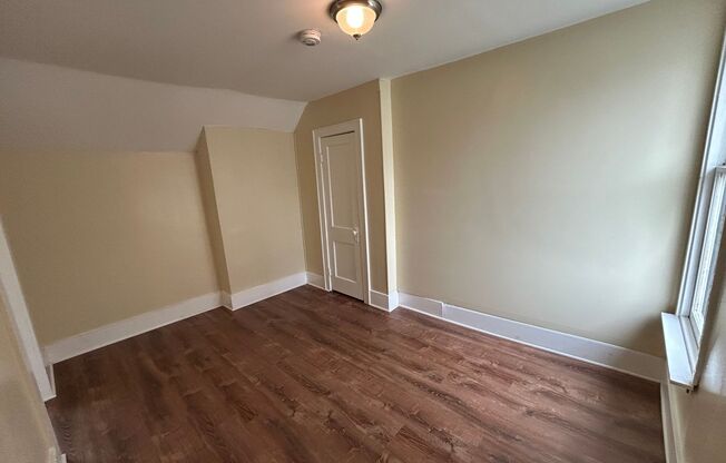 2 beds, 1 bath, $925, Unit 3- Lower Rear