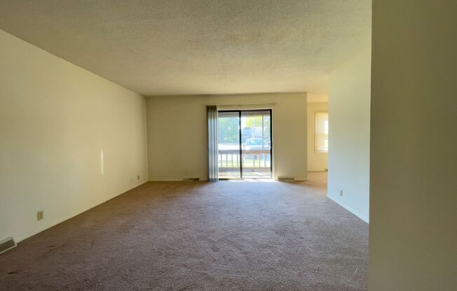 2 beds, 1 bath, 957 sqft, $875, Unit 1H