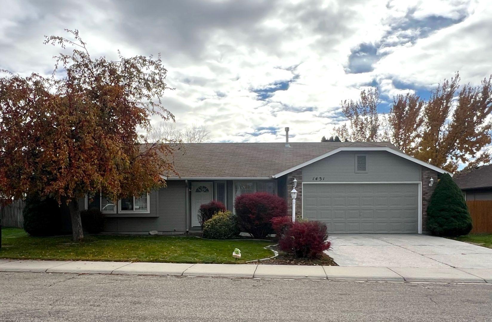 Beautiful updated home 3bd 2ba with additional bonus room. Off Locust Grove south of Ustick.