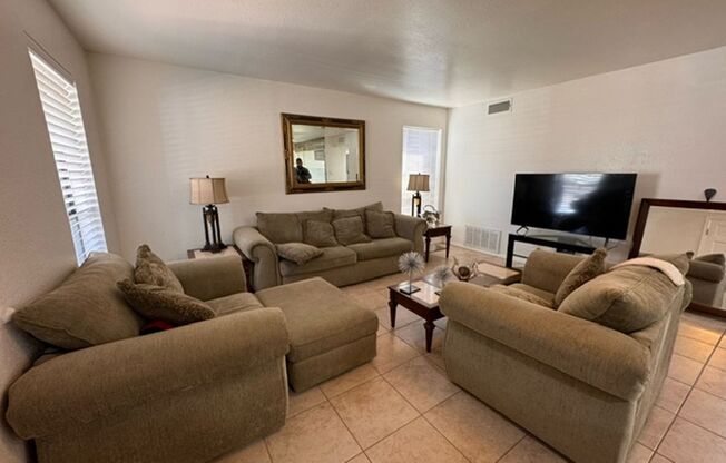 Beautiful fully furnished property with several lease options!