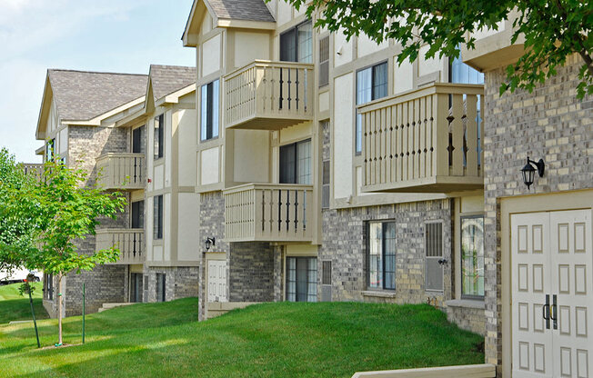 Courtyard Facing Balconies at Thornridge Apartments, Grand Blanc