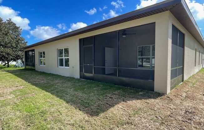 Like new 4/2/1 with screened in porch