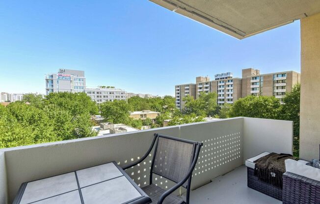 BALCONY VIEW, POOL 2 BEDROOM BY THE WHARF