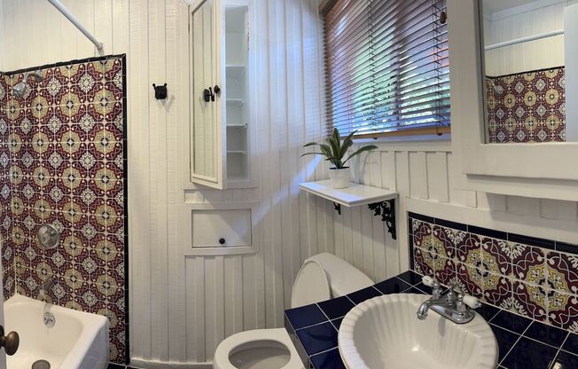 2731 N BEVERLY GLN BLVD