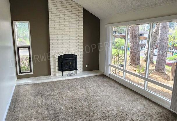 *1/2 OFF 1ST MONTH'S RENT PROMO* 3 BR Townhome- Wonderful Privacy Deck in Beaverton with 1 Car Garage & A/C!