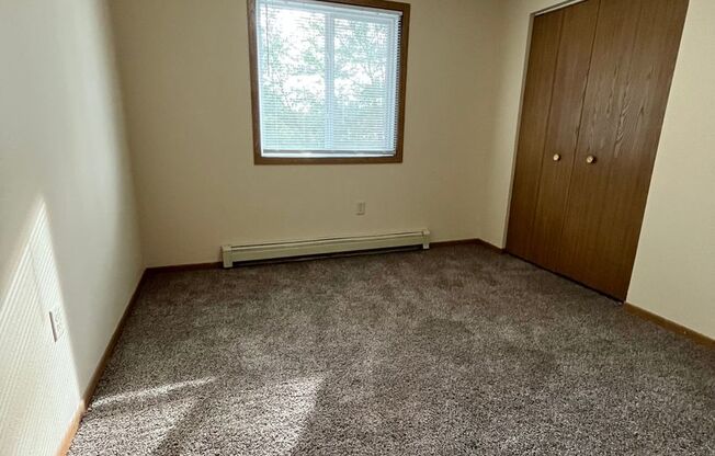 3 beds, 1 bath, 1,044 sqft, $895, Unit 18