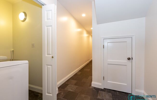 2 beds, 1 bath, $4,600, Unit 361 Collingwood St.