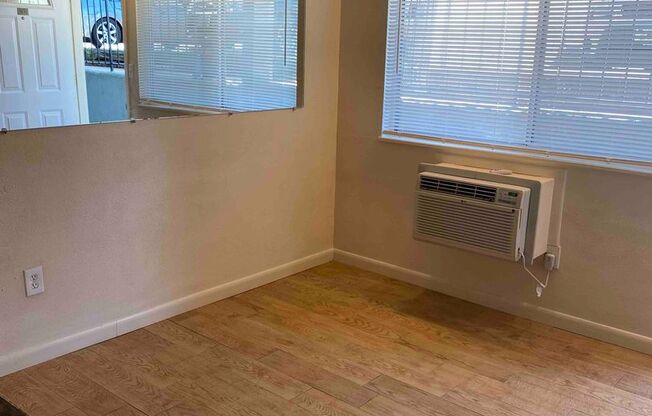 Studio, 1 bath, 300 sqft, $1,095, Unit 108