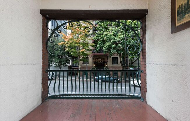 Studio, 1 bath, 400 sqft, $825, Unit 107