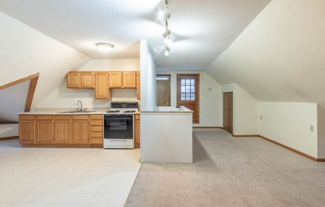 2 beds, 1 bath, $970, Unit Unit 4