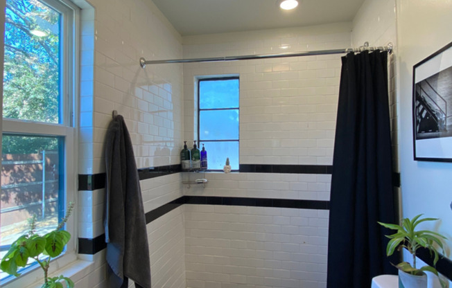 Studio, 1 bath, 350 sqft, $950, Unit 108