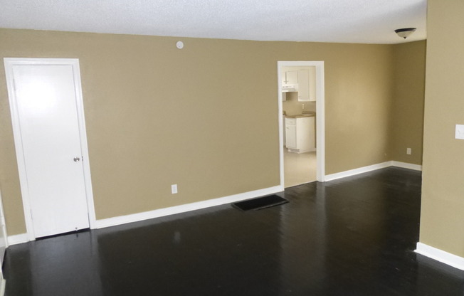 3 beds, 1 bath, $1,100