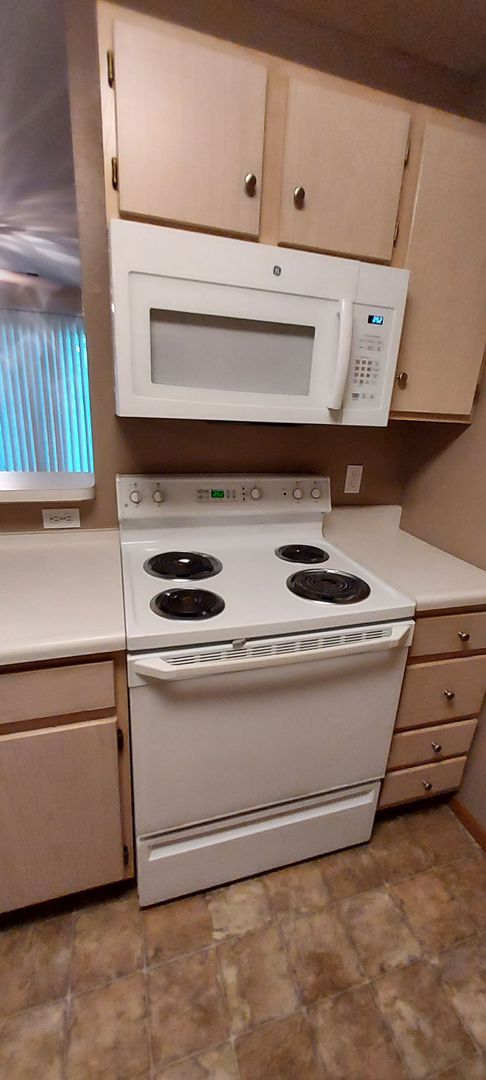 1 bed, 1 bath, 843 sqft, $1,065, Unit 51-302