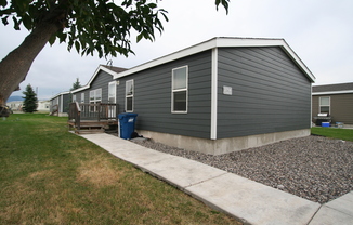 3 bedroom 2 bathroom manufactured home in great neighborhood