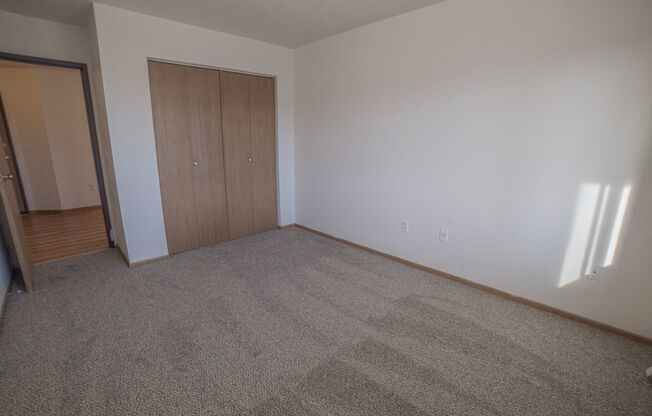 3 beds, 1 bath, 1,070 sqft, $965, Unit 1414-201