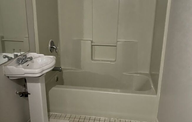 1 bed, 1 bath, 550 sqft, $1,200, Unit 205
