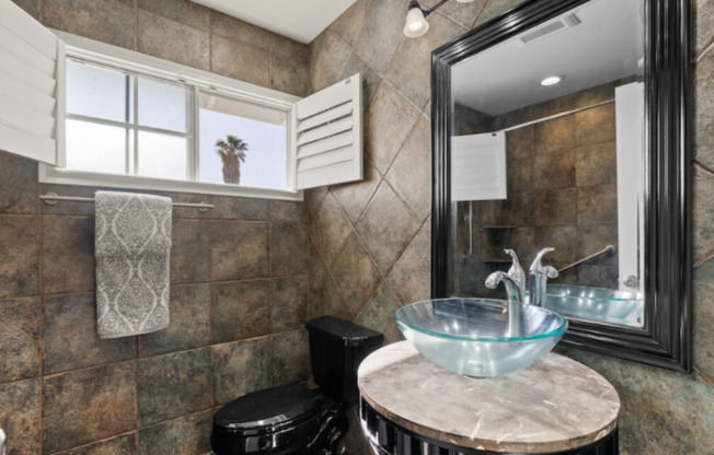 1411 E ELSMERE DR