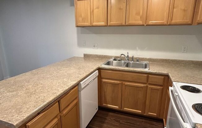 2 beds, 1 bath, 905 sqft, $1,550, Unit 068