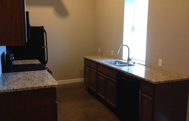 1 bed, 1 bath, 700 sqft, $1,025, Unit Apt. 4