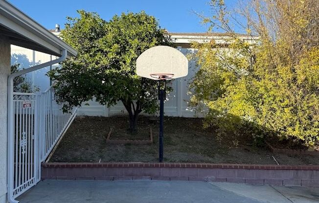 3 Bedroom 2 Bathroom Granada Hills Home (Main House) Great Location!