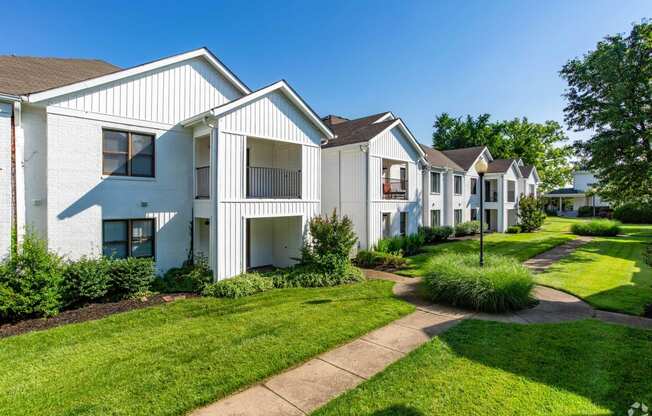 exterior view at the whispering winds apartments in pearland, tx