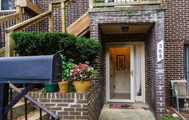 3 Bed/2 Bath Townhouse. On Bus Route to Campus. Parking.