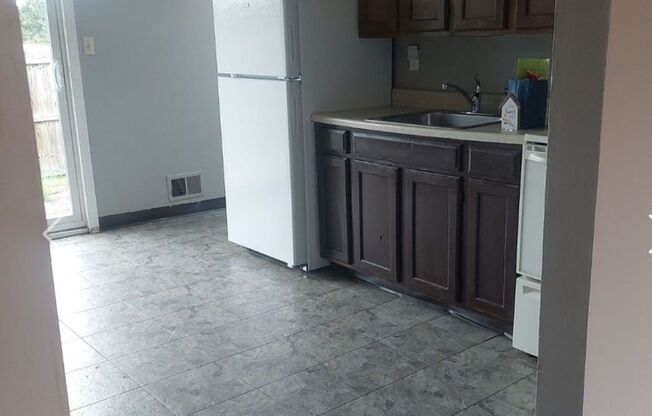 2 beds, 1 bath, $895, Unit H