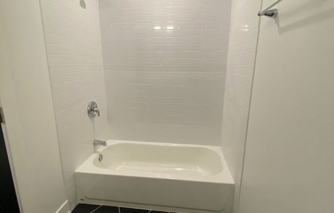 3 beds, 2 baths, 1,500 sqft, $2,800, Unit Unit 4