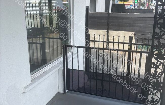 118-120 E Century Blvd