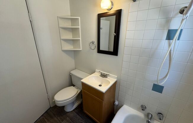 Studio, 1 bath, 300 sqft, $795, Unit Unit 4